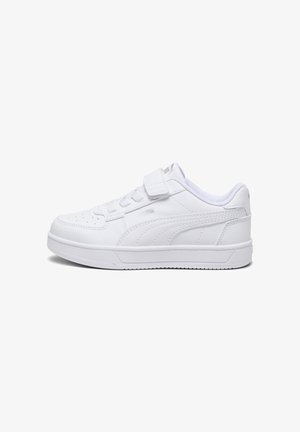 Biały niski sneaker z sznurowadłami i paskiem na rzep, z przeszywanym wzorem i grubą gumową podeszwą.