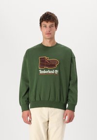 Timberland NEW BOX FIT BADGE CREW NECK - Sweatshirt - black forest green