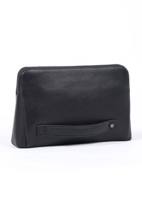 Borsetta in pelle nera con finitura testurizzata, dotata di chiusura con zip, manico laterale e design minimalista. Forma rettangolare; aspetto elegante.