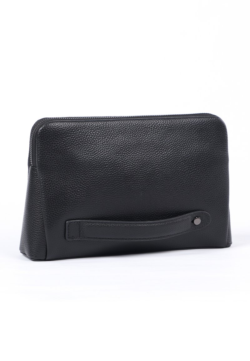 Borsetta in pelle nera con finitura testurizzata, dotata di chiusura con zip, manico laterale e design minimalista. Forma rettangolare; aspetto elegante.