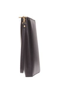Bolso de mano de piel negra con forma rectangular delgada, que presenta una cremallera dorada y una correa corta para llevar a mano o al hombro.