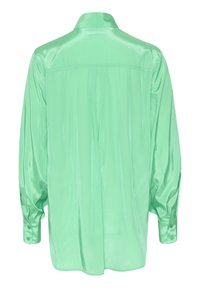 Camicia di raso verde menta con colletto classico, maniche lunghe a sbuffo, polsini con bottone e una piega centrale sul retro per un tocco di dettaglio.