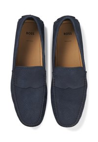 Mocasines de piel azul marino con una superficie texturizada, acentos cosidos y una plantilla lisa marrón. Presentan el nombre de la marca "BOSS" impreso en el interior.