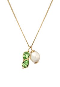 Guldhalskæde med en snoet kæde, der har to grønne ædelstene i pæreform og en hvid perlevedhæng i en guldindfatning.