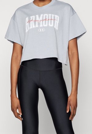 Camiseta cortada gris con la palabra "ARMOUR" y el logo impresos en blanco y rojo. Presenta mangas cortas, cuello redondo y un corte holgado.
