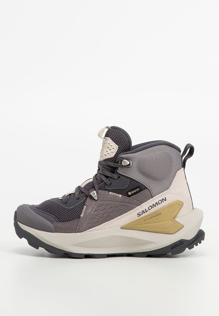 Półwysokie buty trekkingowe z ciemnoszarym i beżowym tekstylnym wierzchem, podszewką Gore-Tex, teksturowaną podeszwą oraz wzmocnieniami w kolorze złotym.