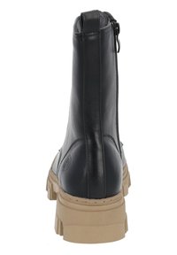 Stivali alla caviglia in pelle nera con suola in gomma beige, chiusura a cerniera e punta arrotondata. Caratterizzati da un dettaglio del logo sul lato.