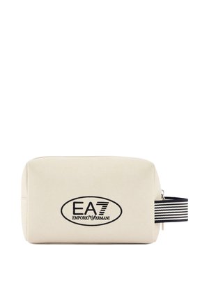 Neceser rectangular color marfil con logo negro EA7 Emporio Armani y asa a rayas blancas y negras en el lateral.