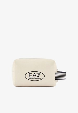 Neceser rectangular color marfil con logo negro EA7 Emporio Armani y asa a rayas blancas y negras en el lateral.