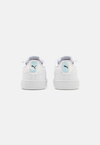 Witte sneaker met een gladde synthetische bovenkant, zachte voering en een doorschijnende blauwe accento op de hak met het Puma-logo.
