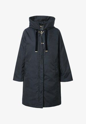 Dunkelblauer gepolsterter Mantel mit Kapuze, ausgestattet mit Fronttaschen, goldenen Beschlägen und einem strukturierten Muster. Verstellbare Kordeln am Kragen.