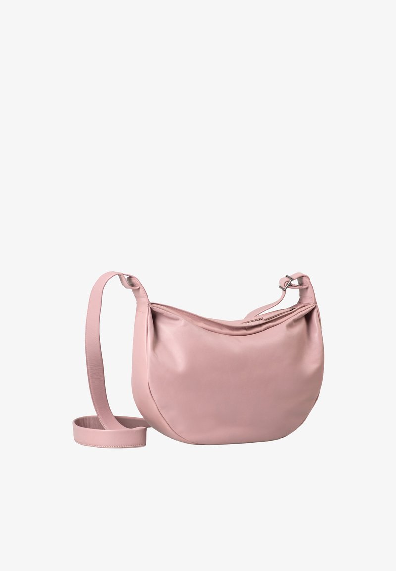 Borsa a spalla in pelle rosa con design curvo, tracolla regolabile e chiusura con cerniera superiore. Texture liscia con una leggera lucentezza.