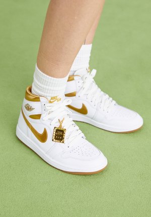 Jordan AIR JORDAN 1 RETRO - Visoke tenisice - white/metallic gold/light brown