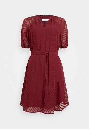 Robe bordeaux à manches courtes avec motif en chevrons, tissu semi-transparent, ceinture élastique à la taille et encolure ronde avec une légère découpe en V.