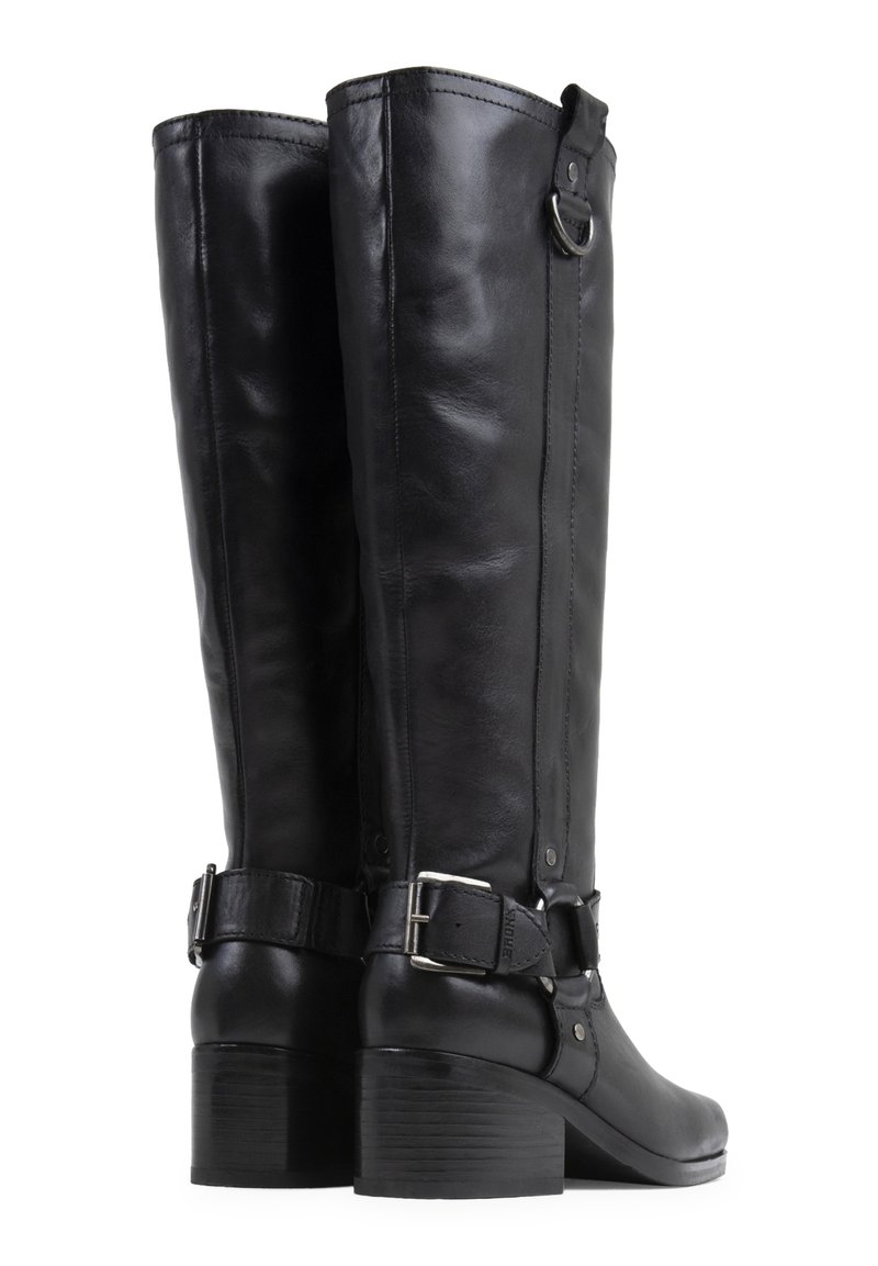 Bottes en cuir noir montantes avec une finition lisse, rehaussées d'une boucle et d'un détail de sangle au niveau de la cheville et d'un talon empilé.