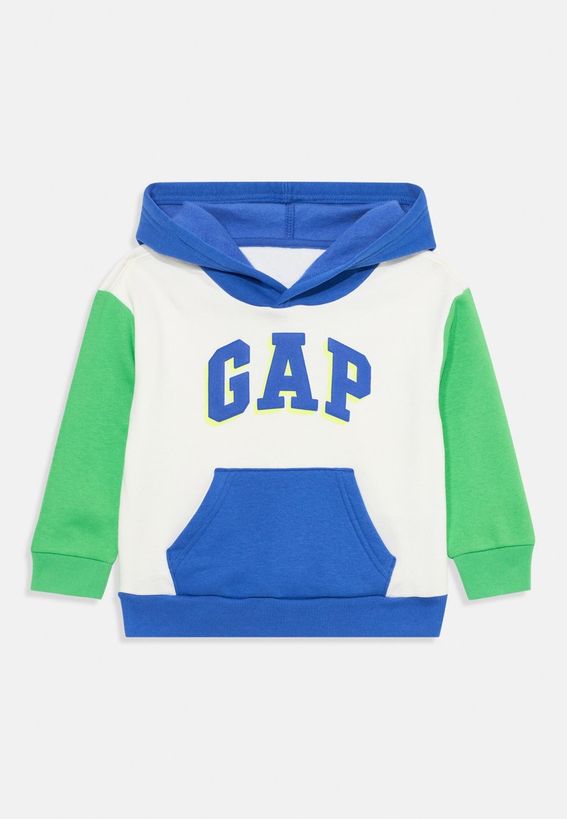 Sweatshirt à capuche avec un corps bleu, des manches vertes et un devant blanc. Il dispose d'une poche à l'avant et d'un logo "GAP" imprimé en bleu et jaune.