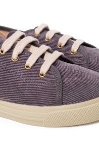 Sneakers in velluto a coste grigio con lacci beige chiaro, forma tonda e superficie testurizzata. Presentano occhielli in ottone e suola in gomma piatta.