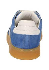 Blaue Wildledersneaker mit einem weißen gepolsterten Kragen, brauner Gummisohle und sichtbaren Nähdetails. Die Rückansicht zeigt eine glatte Textur und ein durchdachtes Design.