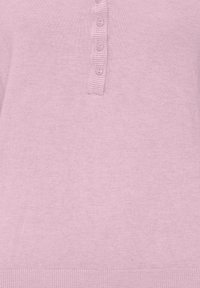 Suéter henley rosa claro hecho de tela suave que cuenta con una tapeta de cinco botones, puños acanalados y una textura lisa sin patrones.