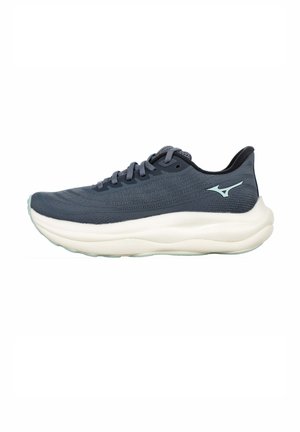 Scarpa da ginnastica grigio scuro con suola bianca spessa, logo azzurro chiaro sul lato e lacci, vista dal lato esterno su sfondo bianco.