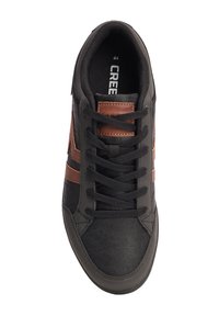 Sneaker nere con accenti marroni, caratterizzate da una tomaia in pelle texturizzata, collo imbottito e allacciatura tradizionale. Taglia 44.