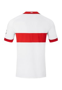 Maglia sportiva bianca con una ampia striscia orizzontale rossa e dettagli rossi sulle maniche. Presenta un colletto tondo e una texture in tessuto traspirante.