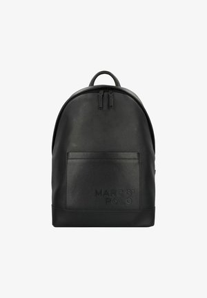 Zaino in pelle nera con superficie texture, forma arrotondata, tasca frontale e logo impresso nella parte inferiore. Doppie cerniere superiori per la chiusura.