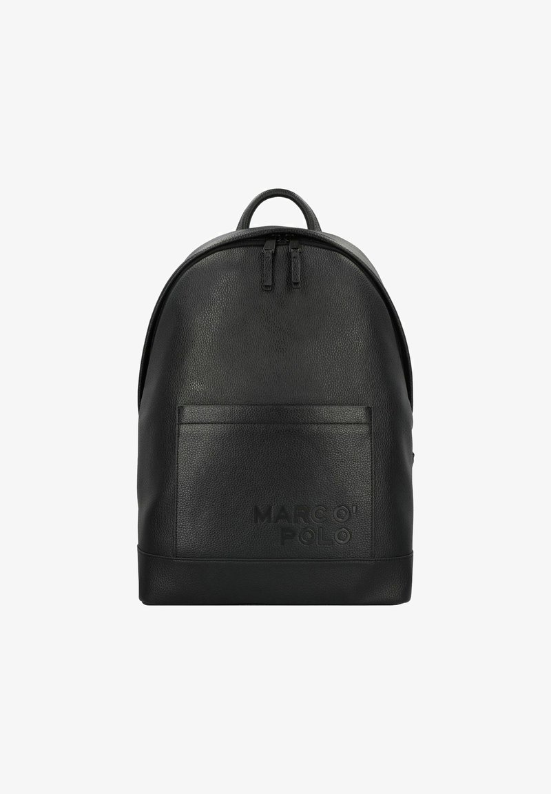 Mochila de cuero negra con superficie texturizada, forma redondeada, bolsillo frontal y logotipo grabado en la parte inferior. Doble cremallera superior para el cierre.