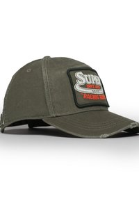Gorra de béisbol verde oliva hecha de algodón con visera curvada. Presenta un parche negro con texto bordado en blanco y rojo que dice 'Super Dry Racing Team'.