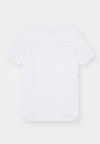 Takaapäin kuvattu yksivärinen valkoinen lyhythihainen T-paita, jossa on teksturoitu alaosa selästä ja sileä yläosan kaarroke.