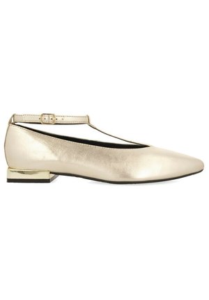 Bailarinas metálicas doradas con punta afilada, correa al tobillo y un pequeño tacón cuadrado acentuado en dorado. Textura suave, diseño minimalista.