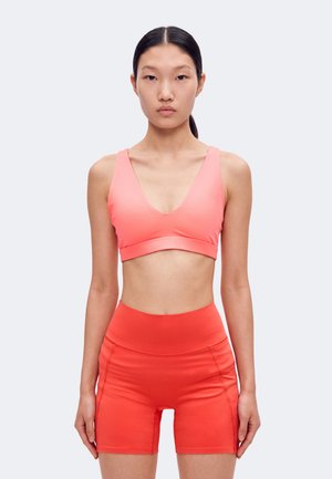 Nike Performance, INDY STRAPPY BRA - Brassières de sport à maintien léger - laser crimson/black