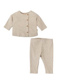 Conjunto de tejido acanalado en beige claro que incluye una blusa de manga larga con botones de madera y leggings a juego. Textura suave y ajuste relajado.