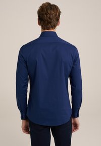 Camică albastru închis cu mânecă lungă, dintr-un material fin, cu guler clasic, mansete cu nasturi și tiv drept. Design minimalist, fără modele.