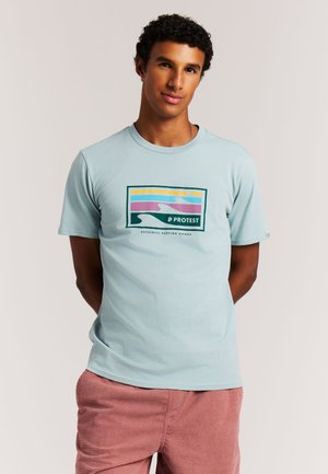Lichtblauw T-shirt met korte mouwen, voorzien van een kleurrijke print met golven en het woord "PROTEST." Gemaakt van een katoenmix, met een ontspannen pasvorm.