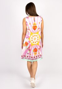 Ärmelloses Kleid mit einem rosa-weißen Streifenmuster, das ein zentrales Sonnendesign, Fruchtmotive und das Wort "LIEBE" am Saum trägt.