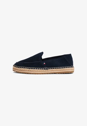 Pantof de tip slip-on din nubuc albastru marin, cu talpă din sfoară de jute, având vârful rotund și detalii de broderie discrete pe partea superioară.
