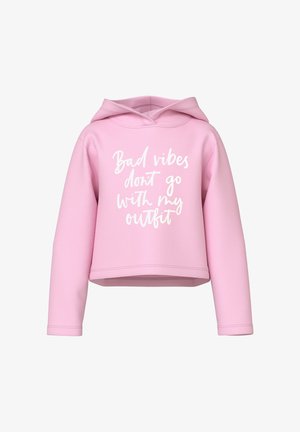 Felpa corta rosa realizzata in tessuto morbido, con una grafica frontale in testo corsivo bianco che dice "Le cattive vibrazioni non si abbinano al mio outfit."