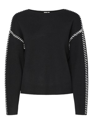 Maglione nero con maniche lunghe, scollatura rotonda e cuciture bianche a contrasto lungo le spalle e le maniche. Texture a maglia morbida.