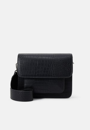 Must musta, musta krokodillimustriga käekott, millel on klapiga sulgemine, reguleeritav rihm, ristkülikuline kuju ja tekstureeritud pind. Minimalistlik disain.