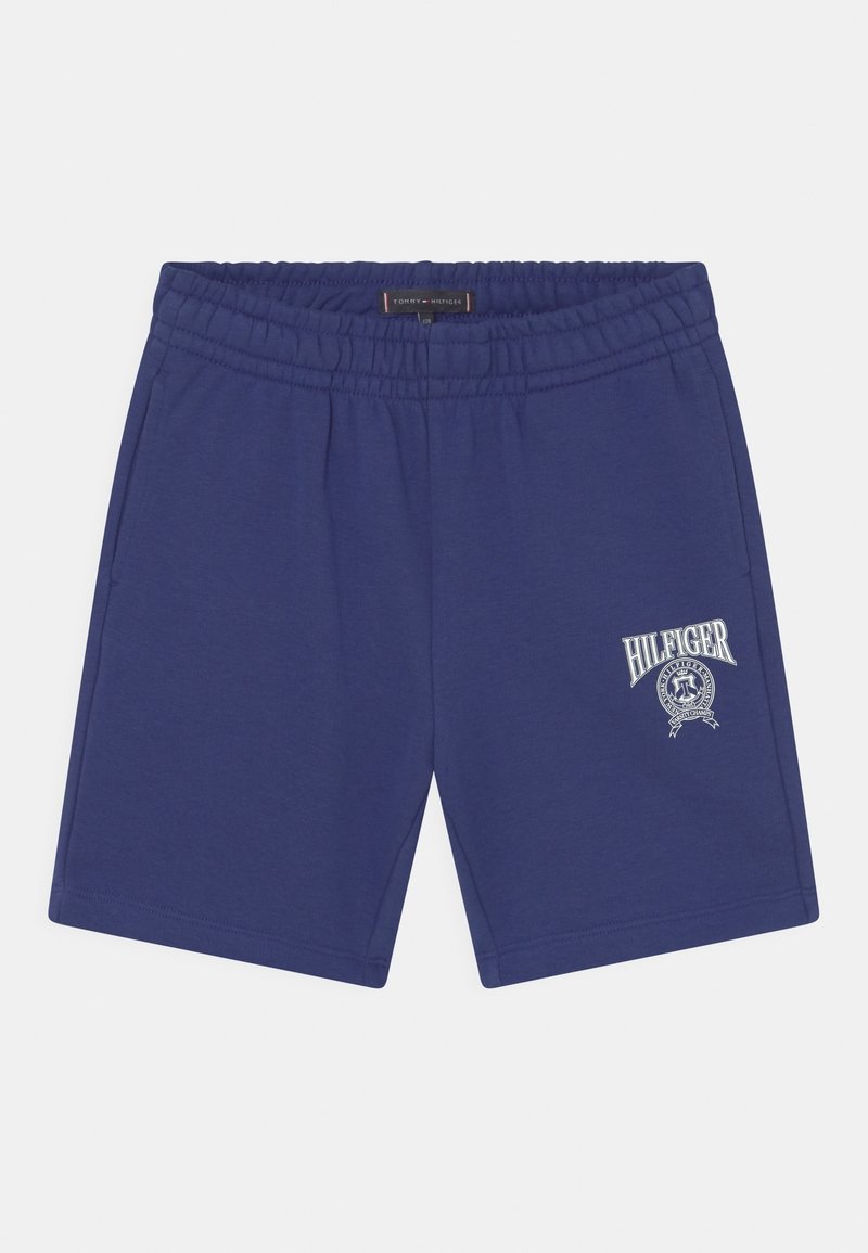 Shorts à taille élastique bleu marine avec poches latérales et logo blanc « Hilfiger » sur la jambe inférieure droite.