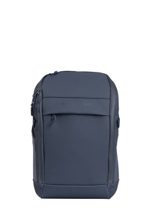 Mørkegrå rektangulær ryggsekk med frontlomme med glidelås, glidelåser på siden og minimal merking på frontpanelet, stående oppreist.