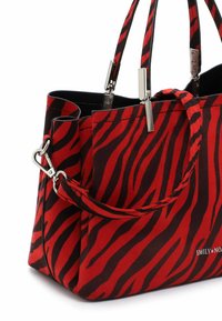 Rød og sort zebra-stribet håndtaske lavet af stof, med sølvhardware, dobbelte topgreb og en aftagelig skulderrem.
