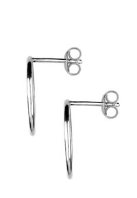 Sidabrinės auskarai žiedai su poliruotu paviršiumi, pasižymintys paprastu apvaliu dizainu ir smeigtuko uždarymu.