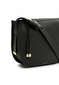 Bolso cruzado de piel negra con acabado texturizado, herrajes dorados, correa ajustable y cierre con cremallera.