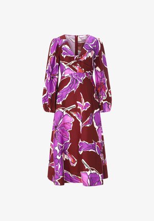 Keskmise pikkusega kleit pikkade õhupallivarrukatega, sügava V-kaelusega, burgundia taustaga ja suurte lilla lillemustritega.