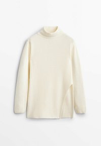 Pull en tricot côtelé de couleur crème avec col roulé, manches longues et fente avant asymétrique à l'ourlet.