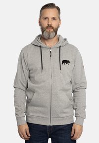 Sudadera gris con cremallera frontal, que presenta un gráfico de un oso en el lado izquierdo del pecho, capucha con cordón y bolsillos laterales. Textura suave.