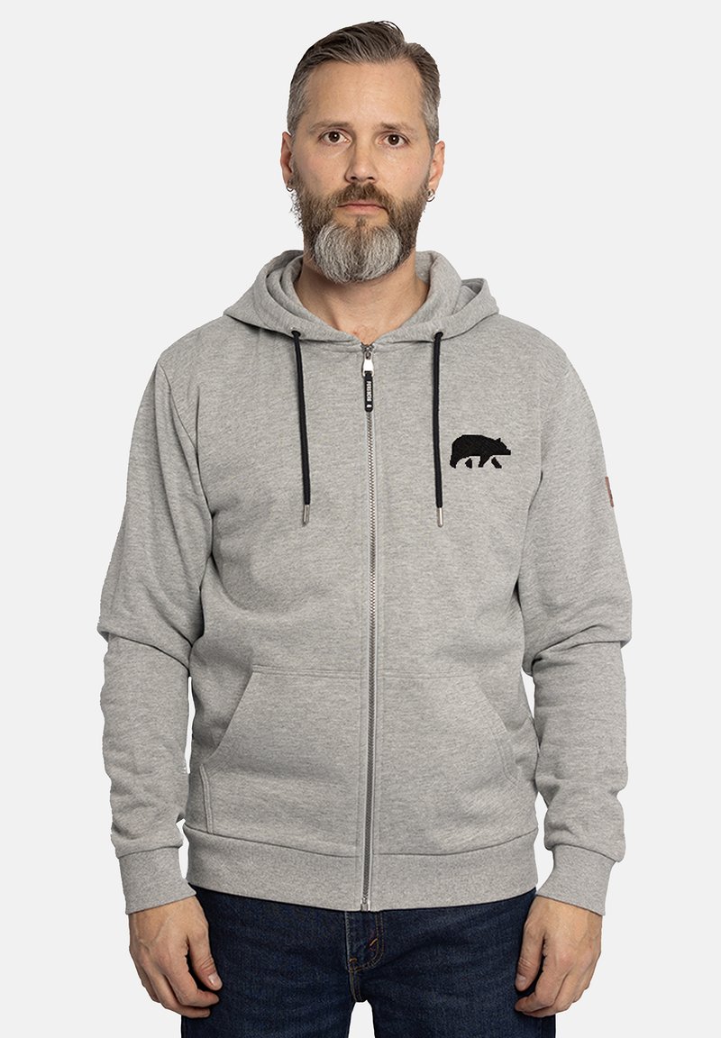Sudadera gris con cremallera frontal, que presenta un gráfico de un oso en el lado izquierdo del pecho, capucha con cordón y bolsillos laterales. Textura suave.