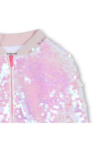 Ροζ bomber μπουφάν με παγιέτες σε στρογγυλό ιριδίζον σχέδιο, απαλό ροζ γιακά και μπροστινό φερμουάρ με ροζ έλκτη.